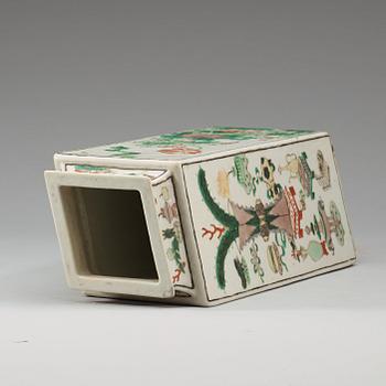 A famille verte vase, late Qing dynasty (1644-1912).