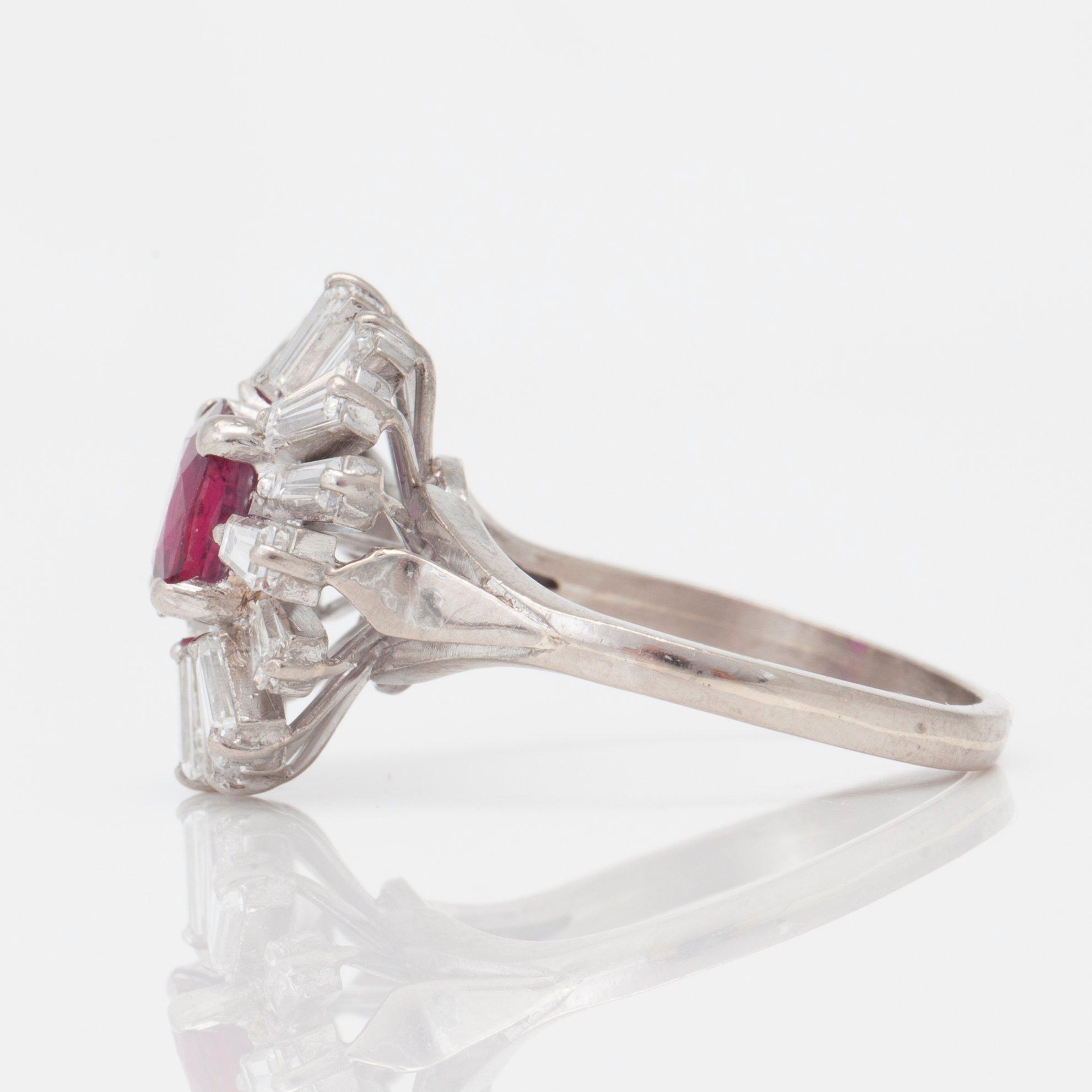 RING med rubin ca 2.00 ct samt trapetsslipade diamanter totalt ca 1.50 ct.