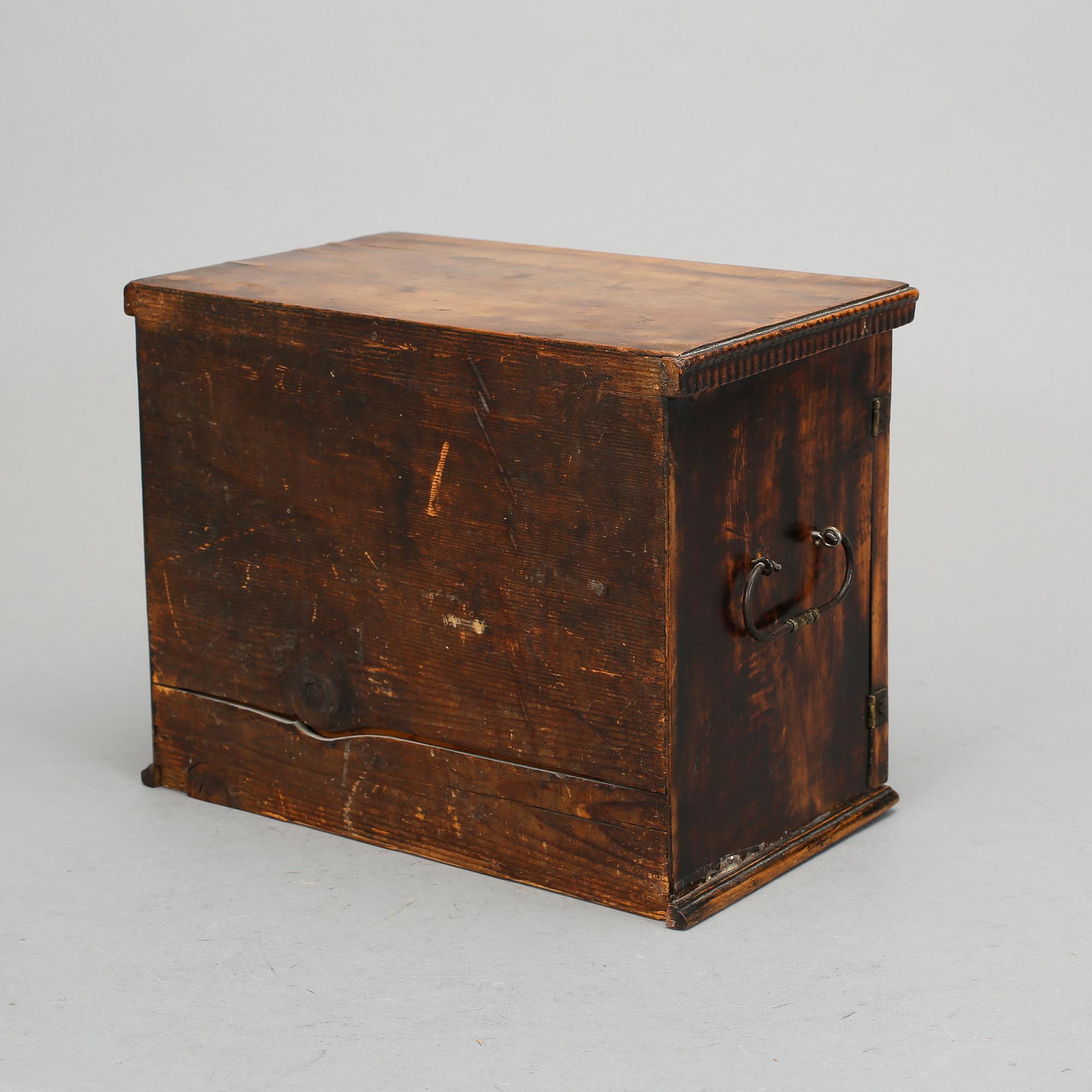 KRYDDSKÅP, barock, 1700-talets första hälft.
