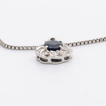 HÄNGE med kedja 18K vitguld 1 safir ca 6 x 4 mm samt 9 briljanter ca 0,25 ct totalt.