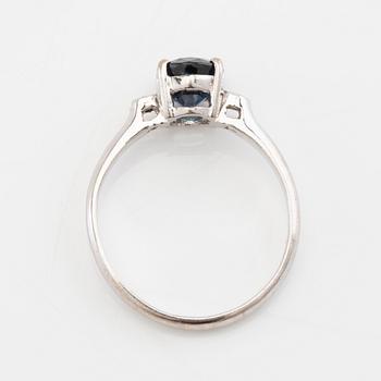 Ring in 18K white gold with an oval faceted sapphire and round brilliant-cut diamonds.