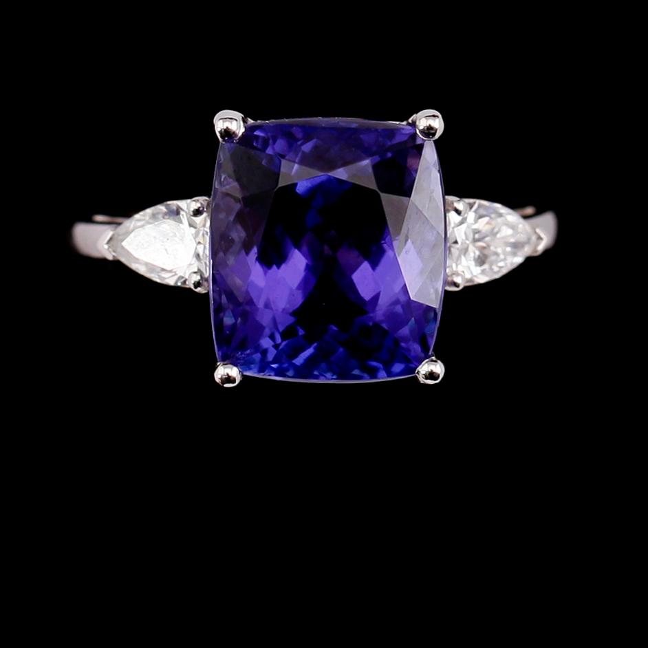 RING, 18 k vitguld, tanzanit 6.54 ct, diamanter 0.41 ct.