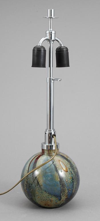 BORDSLAMPA, glas och metall, troligen WMF Ikora, 1900-talets första hälft.