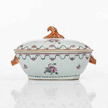 Smörterrin, terrinfat och bålskål, kompaniporslin, Kina, Qingdynastin, 1700-tal.