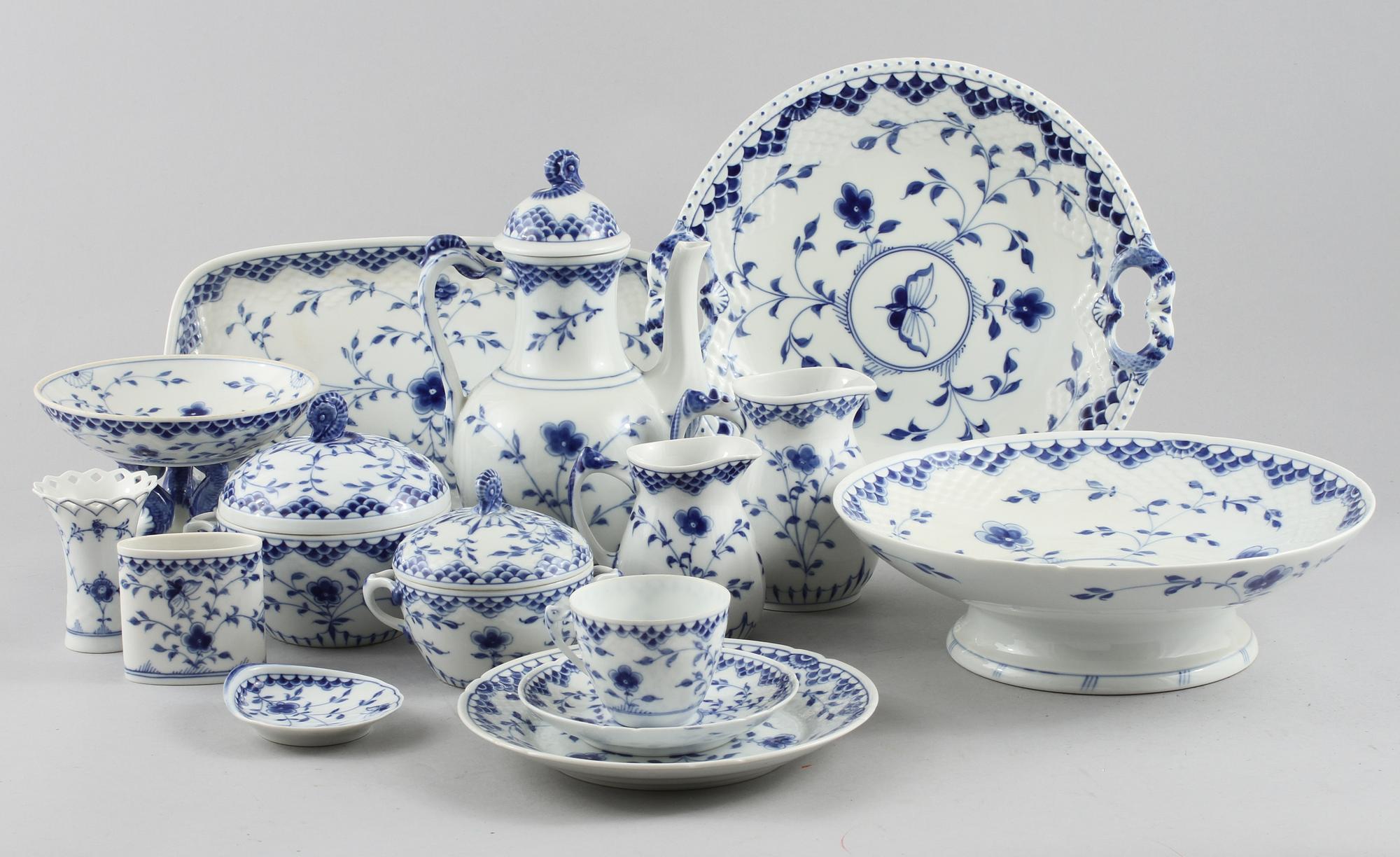 SERVISDELAR, 39 st, porslin, "Sommerfugl", Bing & Gröndahl, omkring 1900-talets mitt.