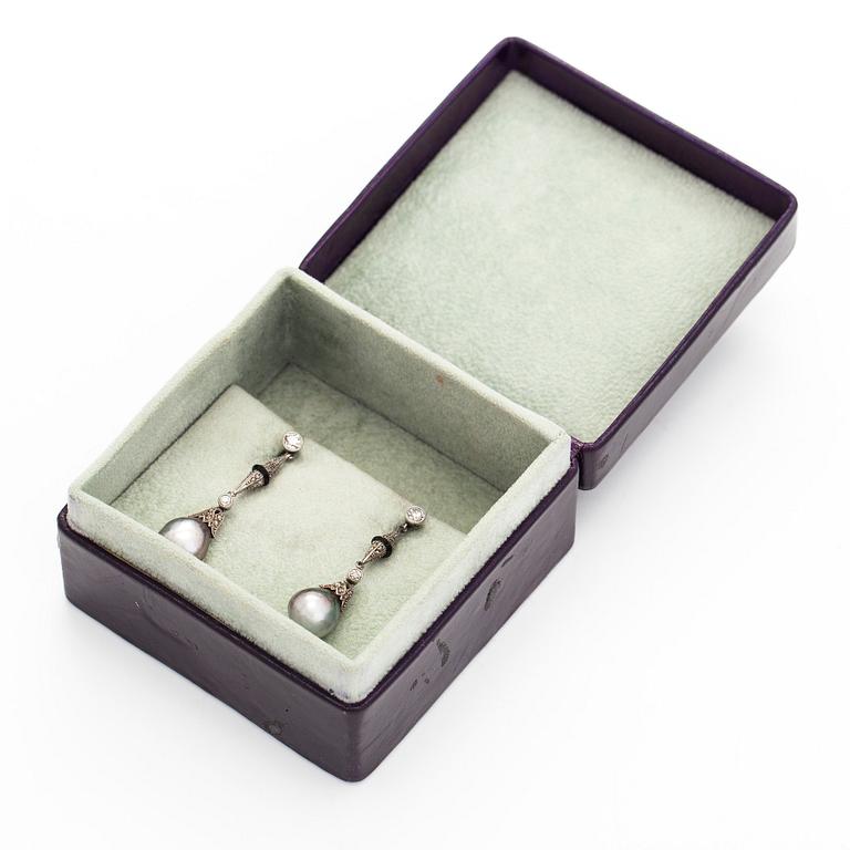 Earrings, diamonds, black stone and pearls.