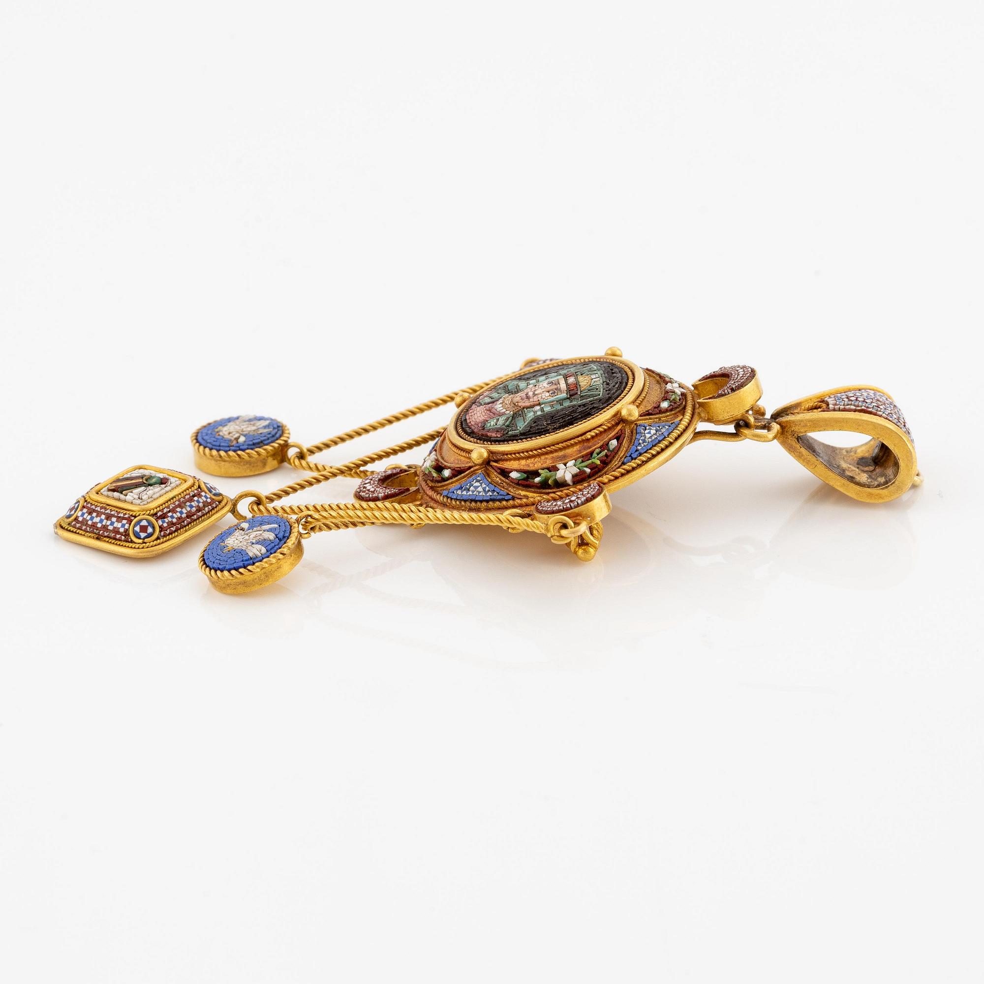 Ett hänge och ett par örhängen 18K guld med mikromosaiker, 1800-tal.