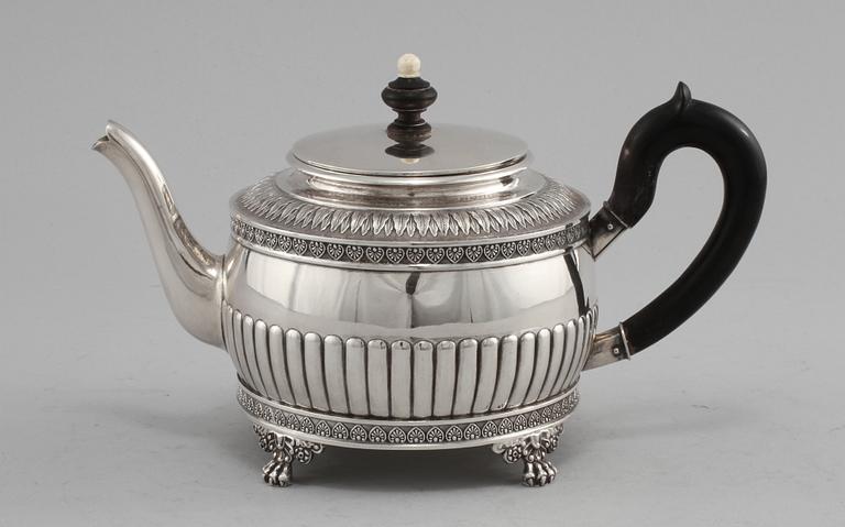 TEKANNA, silver, C G Hallberg, Stockholm, 1899. Vikt 406 g.