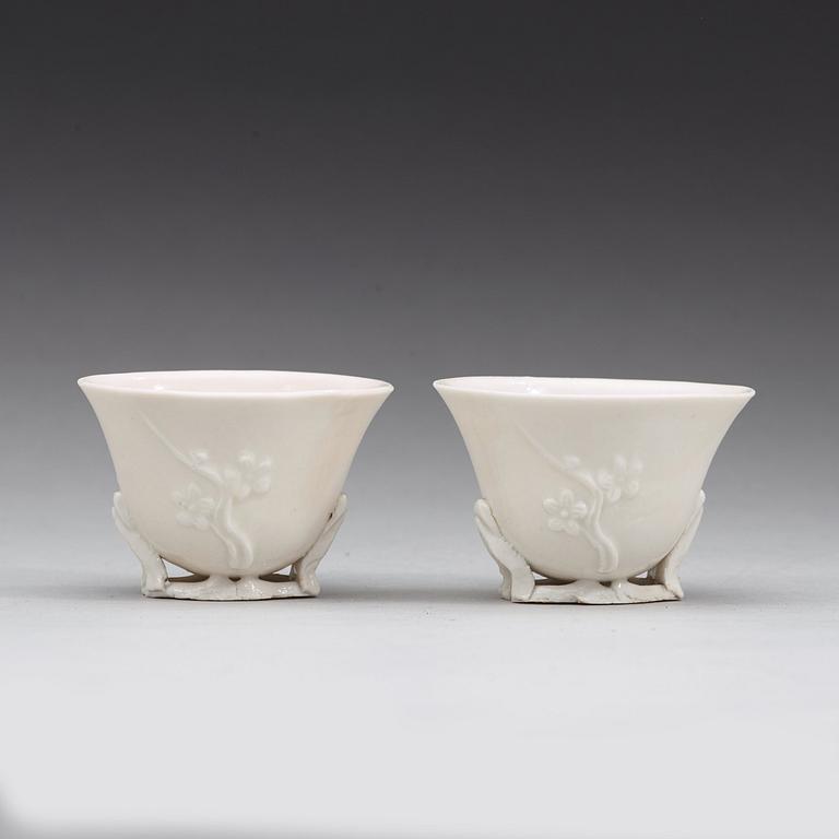 VINBÄGARE, ett par, blanc de chine. Qingdynastin, Kangxi (1662-1722).