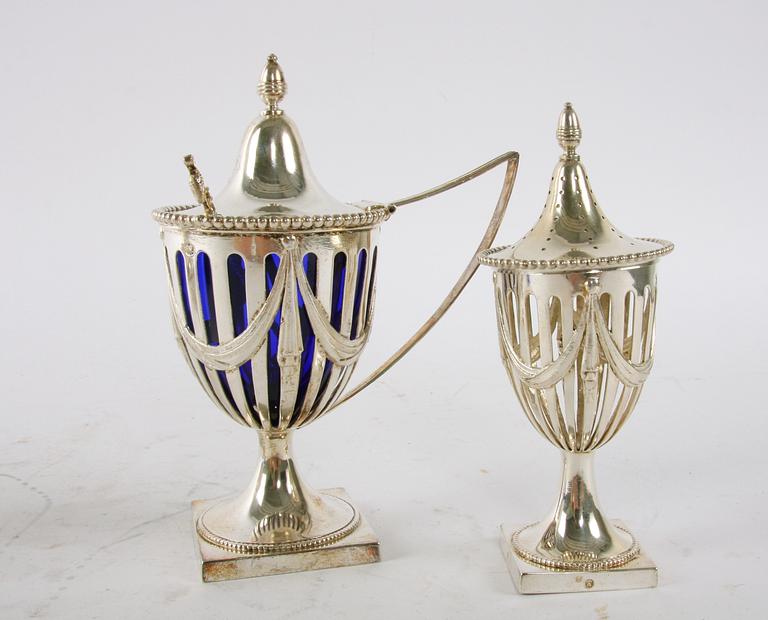 SALTKAR, SENAPSKANNA OCH PEPPARSTRÖARE, 4 delar. Gustaviansk stil. Utländska stämplar.