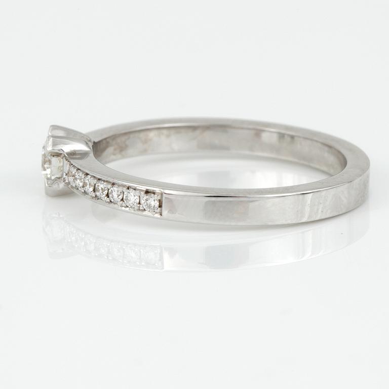 RING, 14K vitguld med briljantslipade diamanter, tot ca 0,32 ct. Vikt 3,20 g.