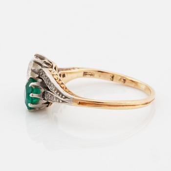 Ring med smaragd och briljantslipad diamant.