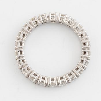 Ring helallians med briljantslipade diamanter, med HRD report.