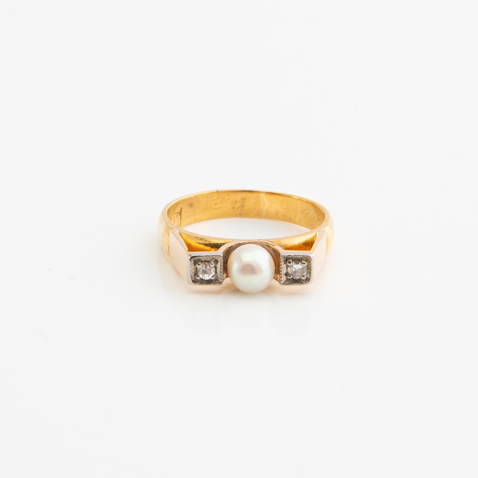 Bracelet and ring, 18k gold with pearls and brilliant-cut diamonds.