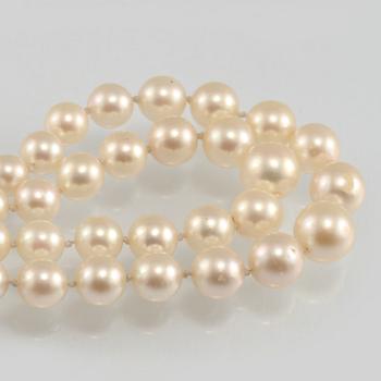 COLLIER, odlade pärlor med lås i 18K guld med fasettslipad ametist, Ceson, Göteborg, 1961.