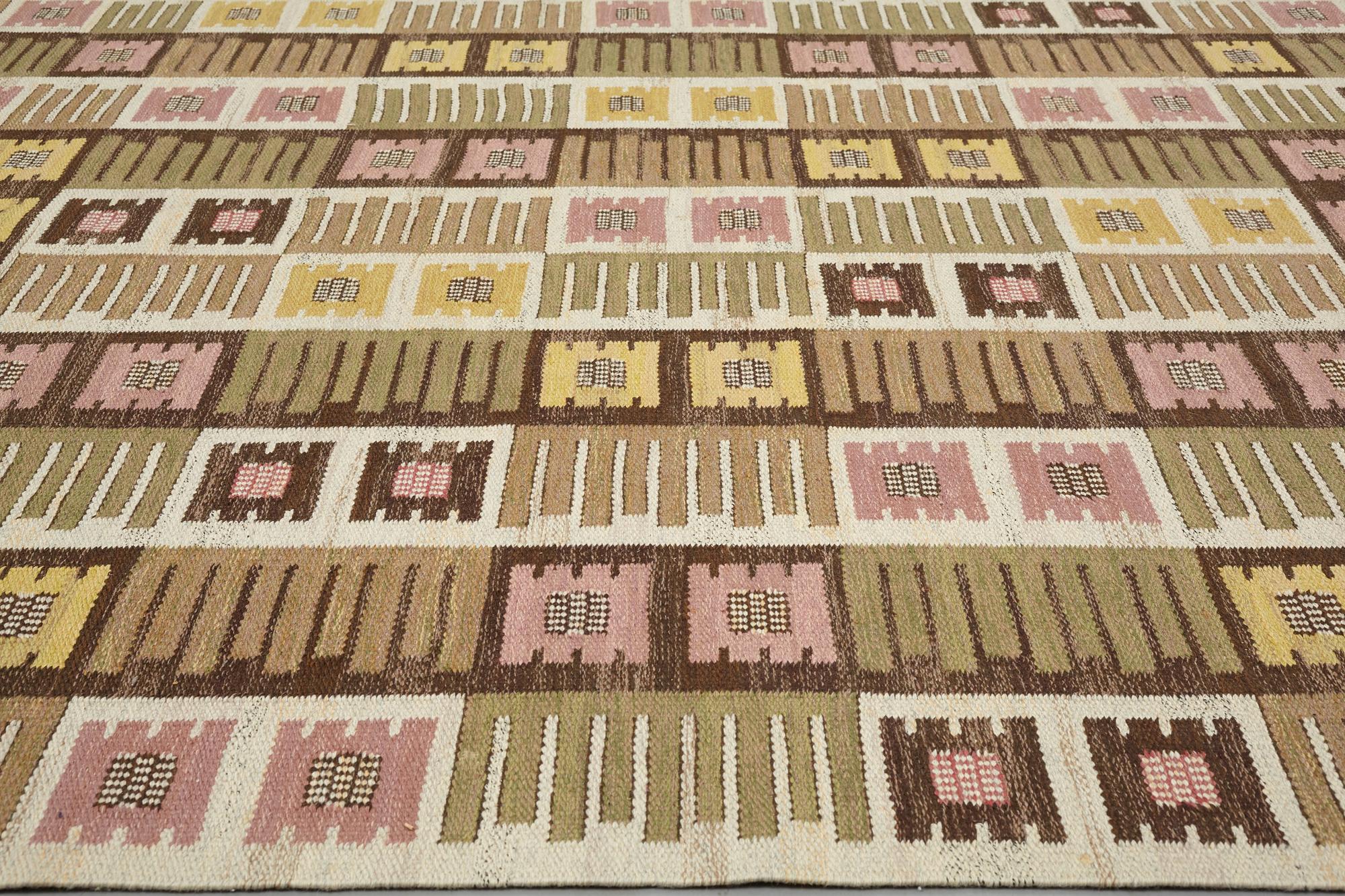 Märta Måås-Fjetterström, matta, "Nyponblomman", rölakan, ca 270 x 203-205 cm, signerad AB MMF.