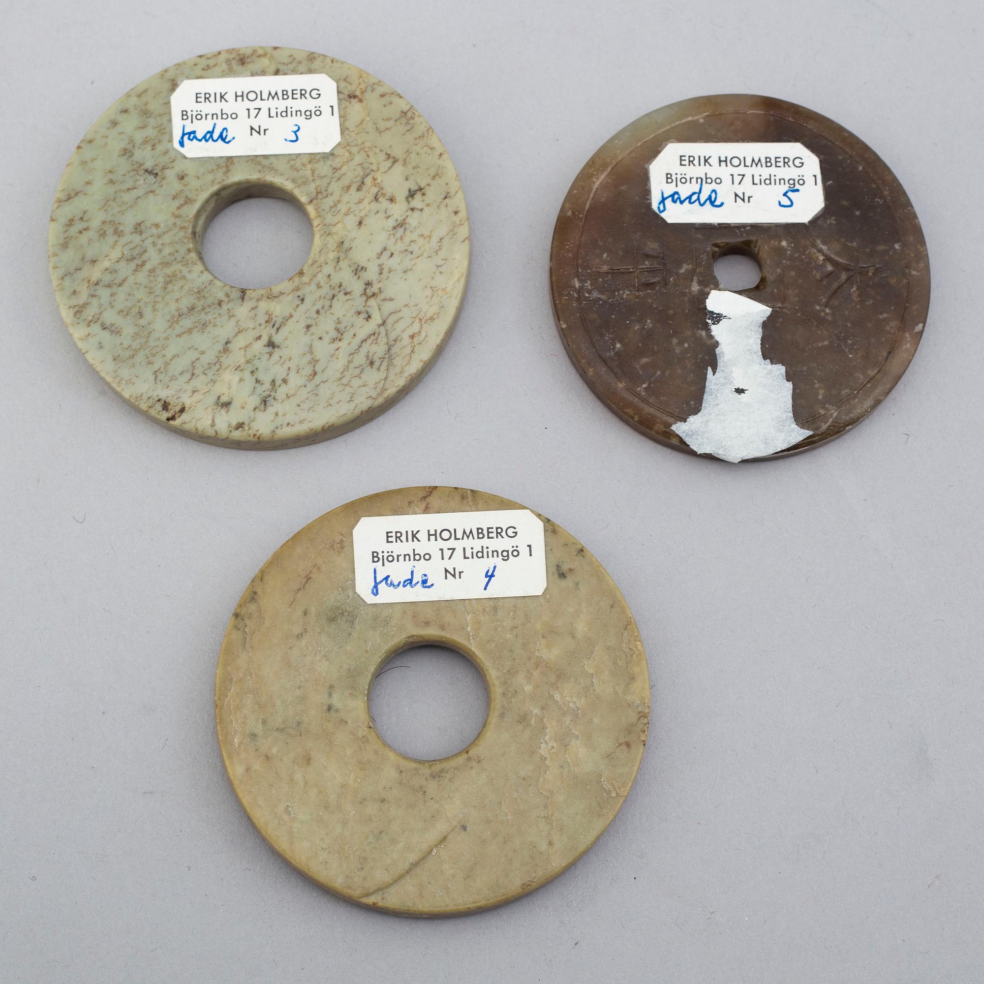 STELE, BIDISKAR, tre stycken samt amulett, nefrit. Kina.