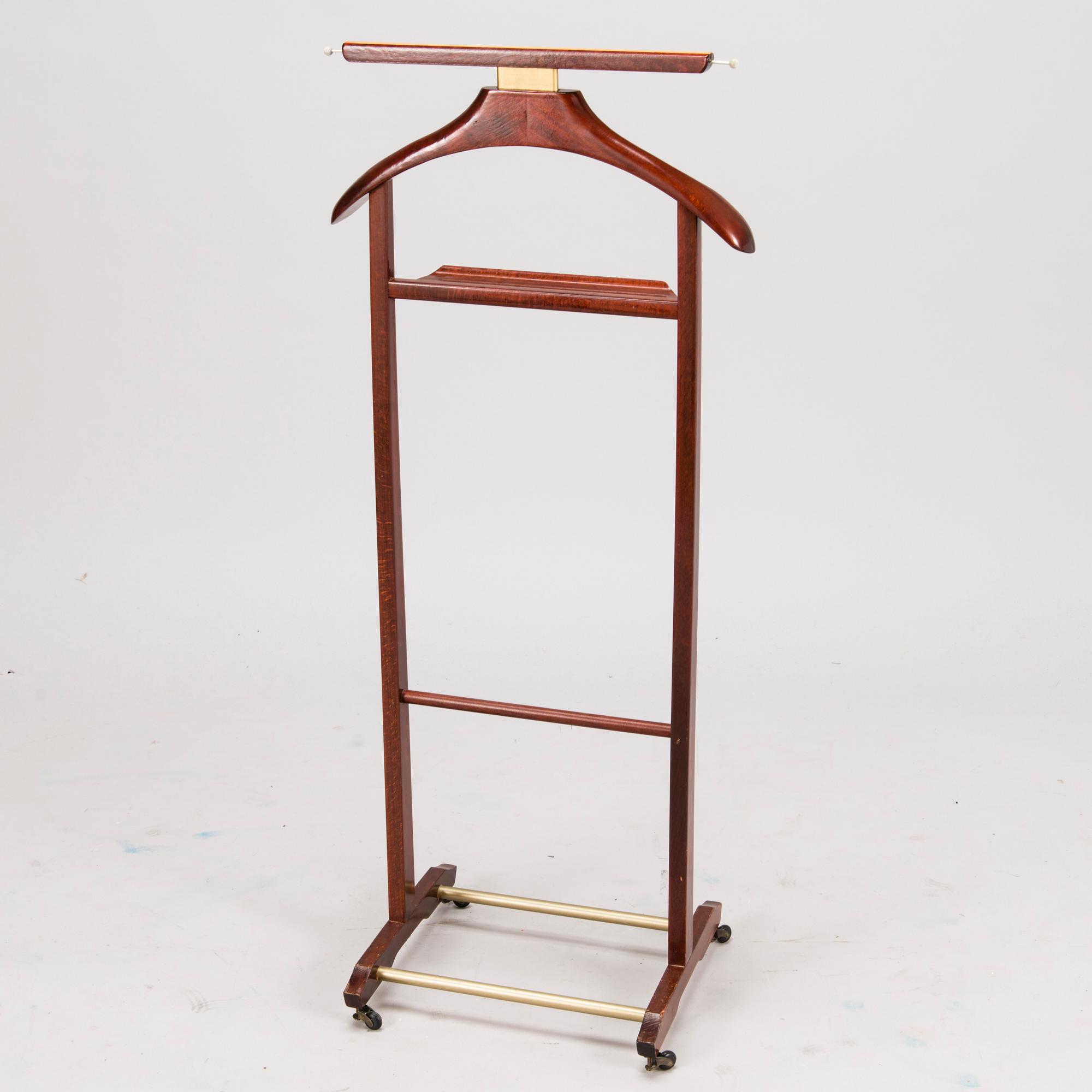An Italian Fratelli Reguitti valet stand from the latter half of 20th century.