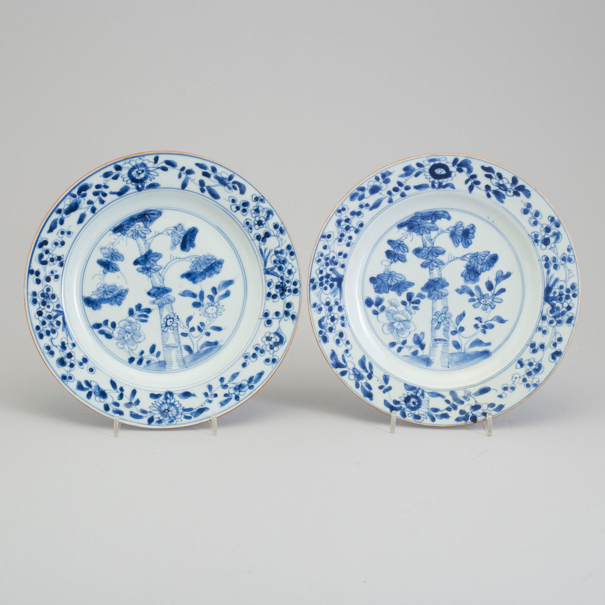 TALLRIKAR, ett par, porslin. Qing dynastin, tidigt 1700-tal.