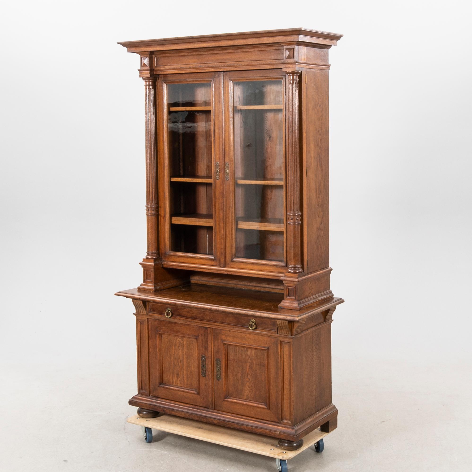 An oak bookcase around 1900.