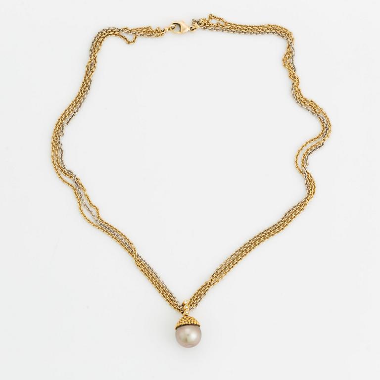 An 18K gold and cultured pearl necklace set with round brilliant-cut diamonds.