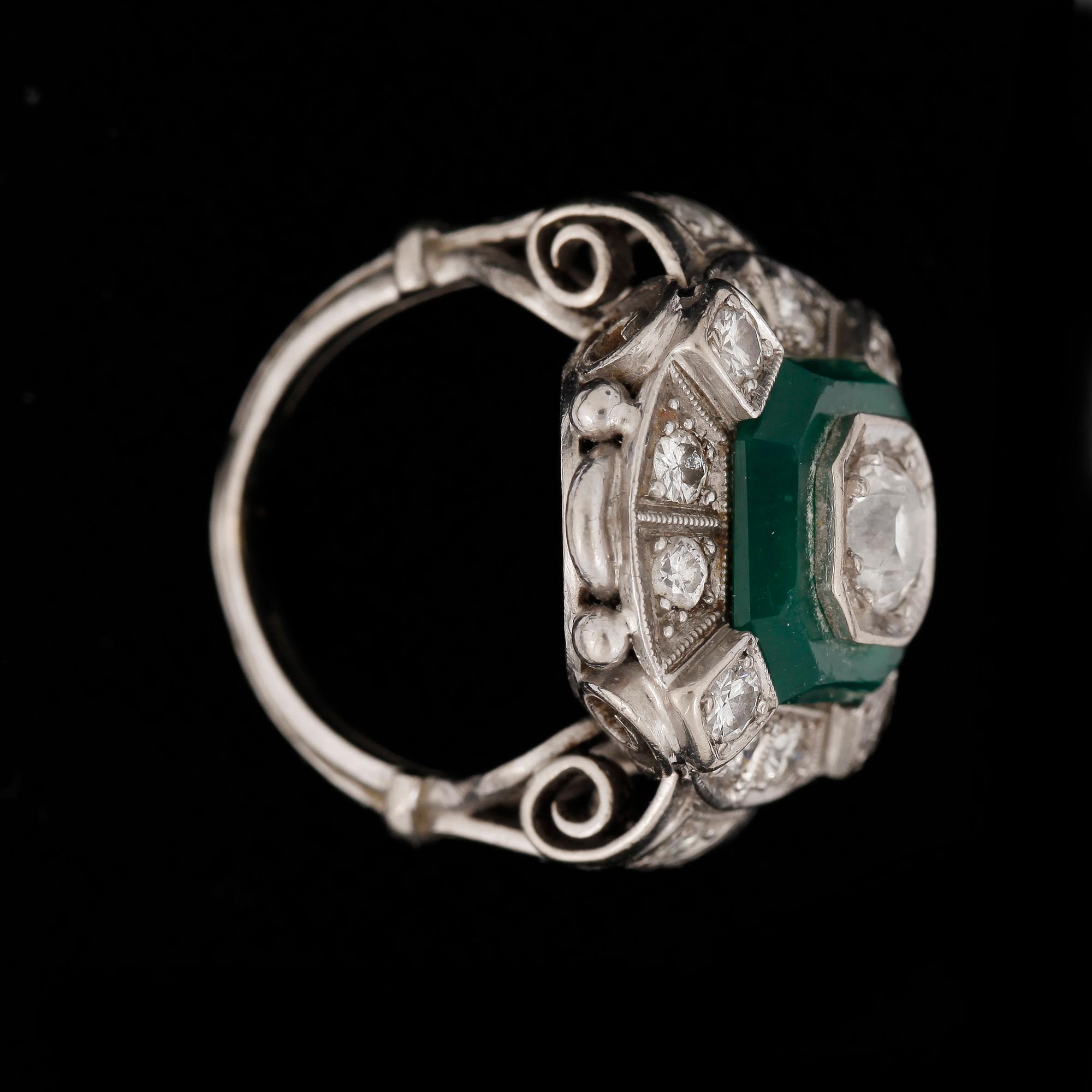 RING, 14k vitguld med gammalslipade diamanter tot ca 0,77ct och grön agat. Art Déco. Vikt 6g.