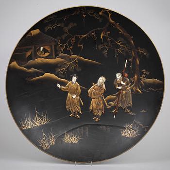 A large Japanese lacquer charger, Meiji (1868-1912).