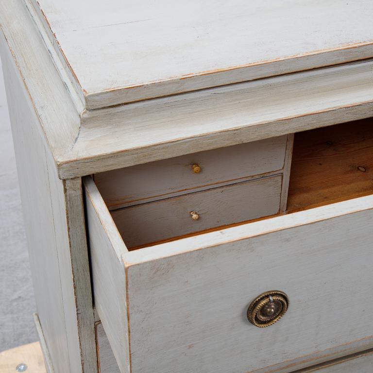 A painted chest of drawers, 19th Century.