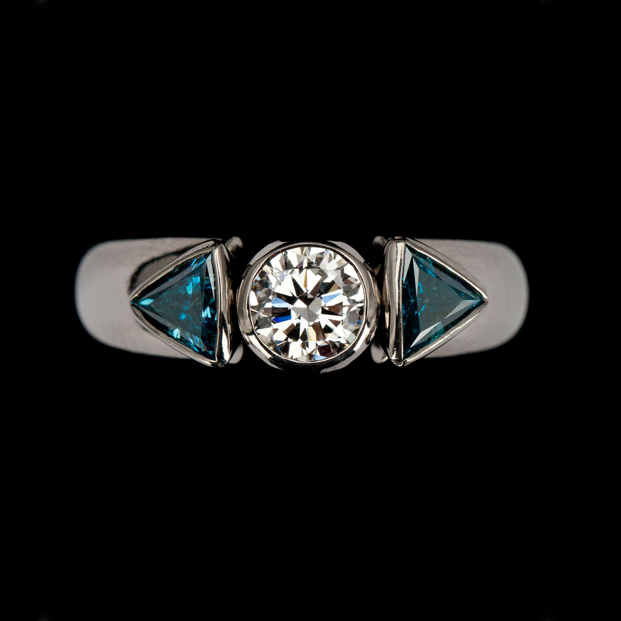 RING, titan, briljant 0,52 ct, 2 x blå diamanter à 0,25 ct. Gad Leinson Helsingfors 2008. Intyg EGL. Unik.