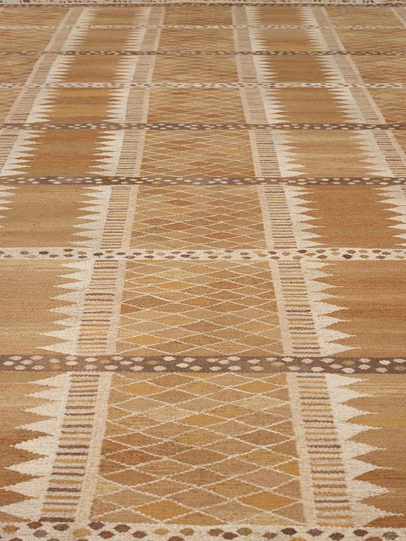 CARPET. "Josefina, brun". Flat weave. 475 x 380,5 cm. Signed AB MMF MR.