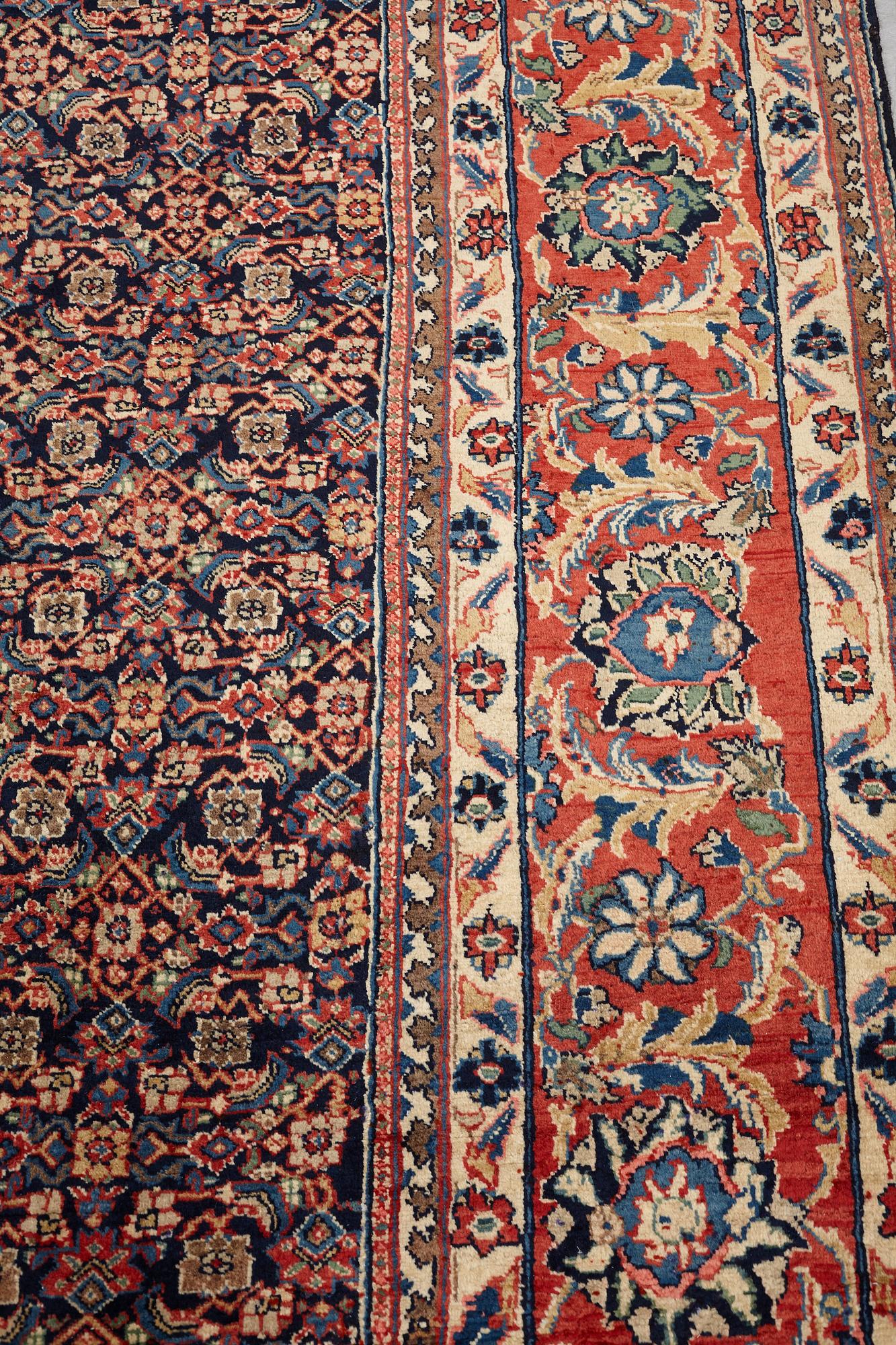 Matta, semiantik Västpersisk, ca 382,5 x 302 cm.