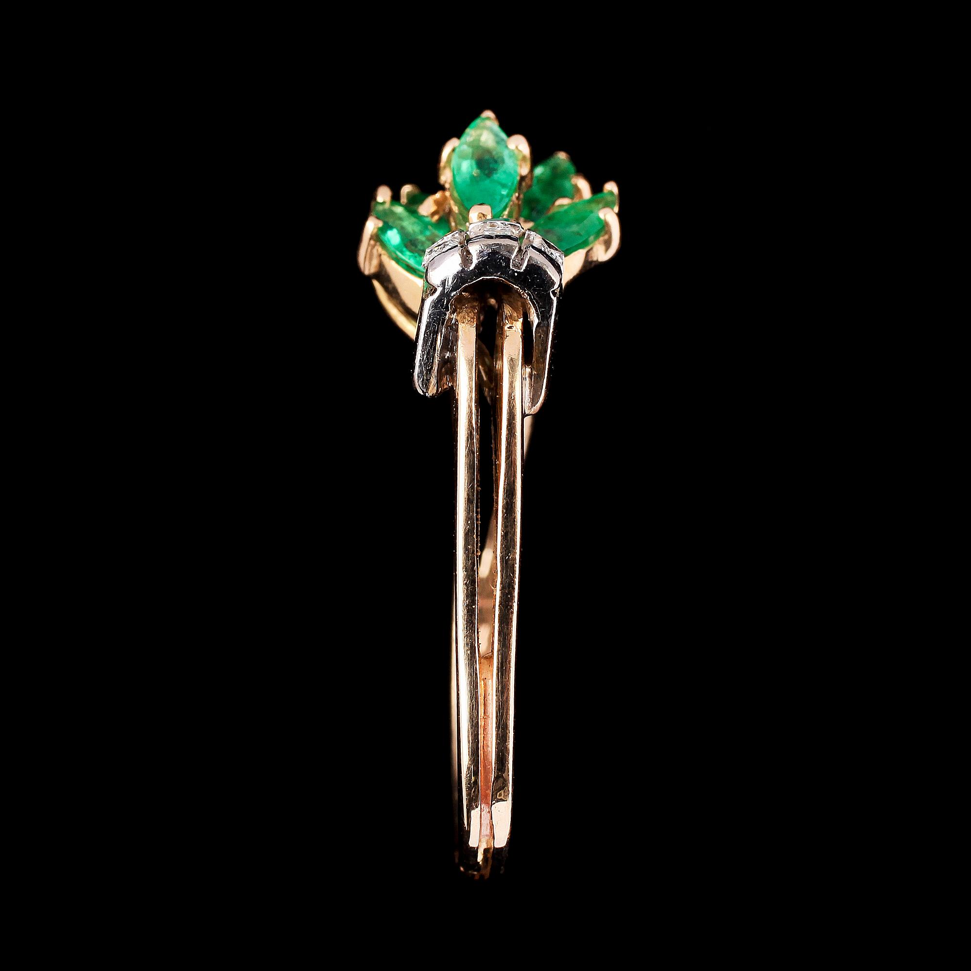 RING, 18k guld, 6 fasettslipade smaragder och 3 baguettslipade diamanter. Vikt 5 g.