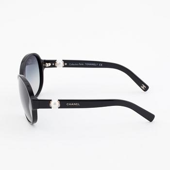 CHANEL, a pair of sunglasses, limited edition "Collection Perle".