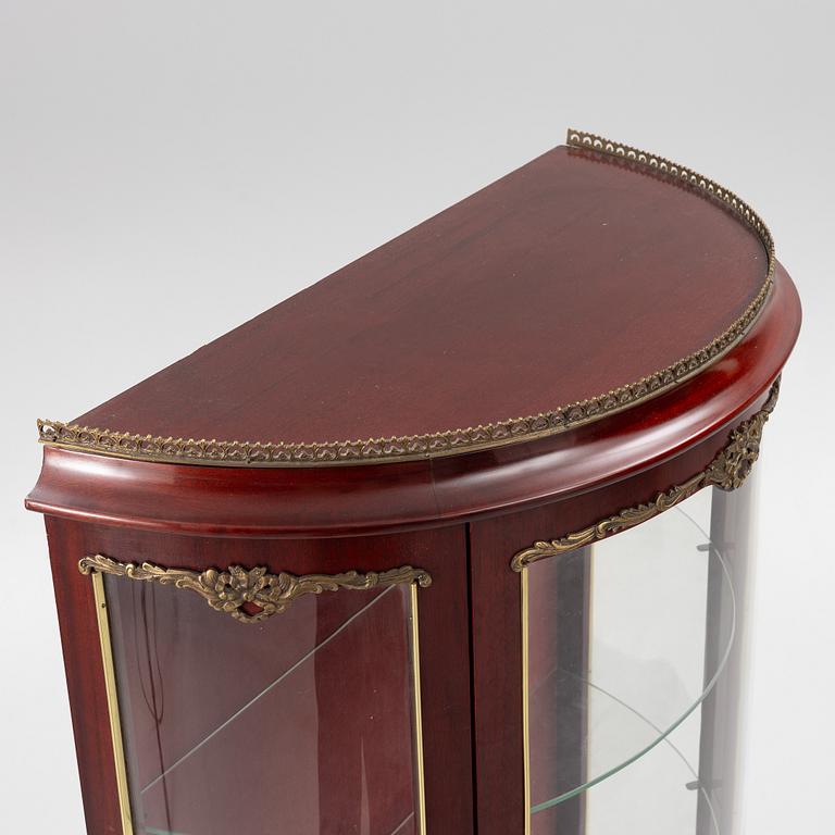 Vitrinskåp, Louis XVI-stil, 1900-talets andra hälft.
