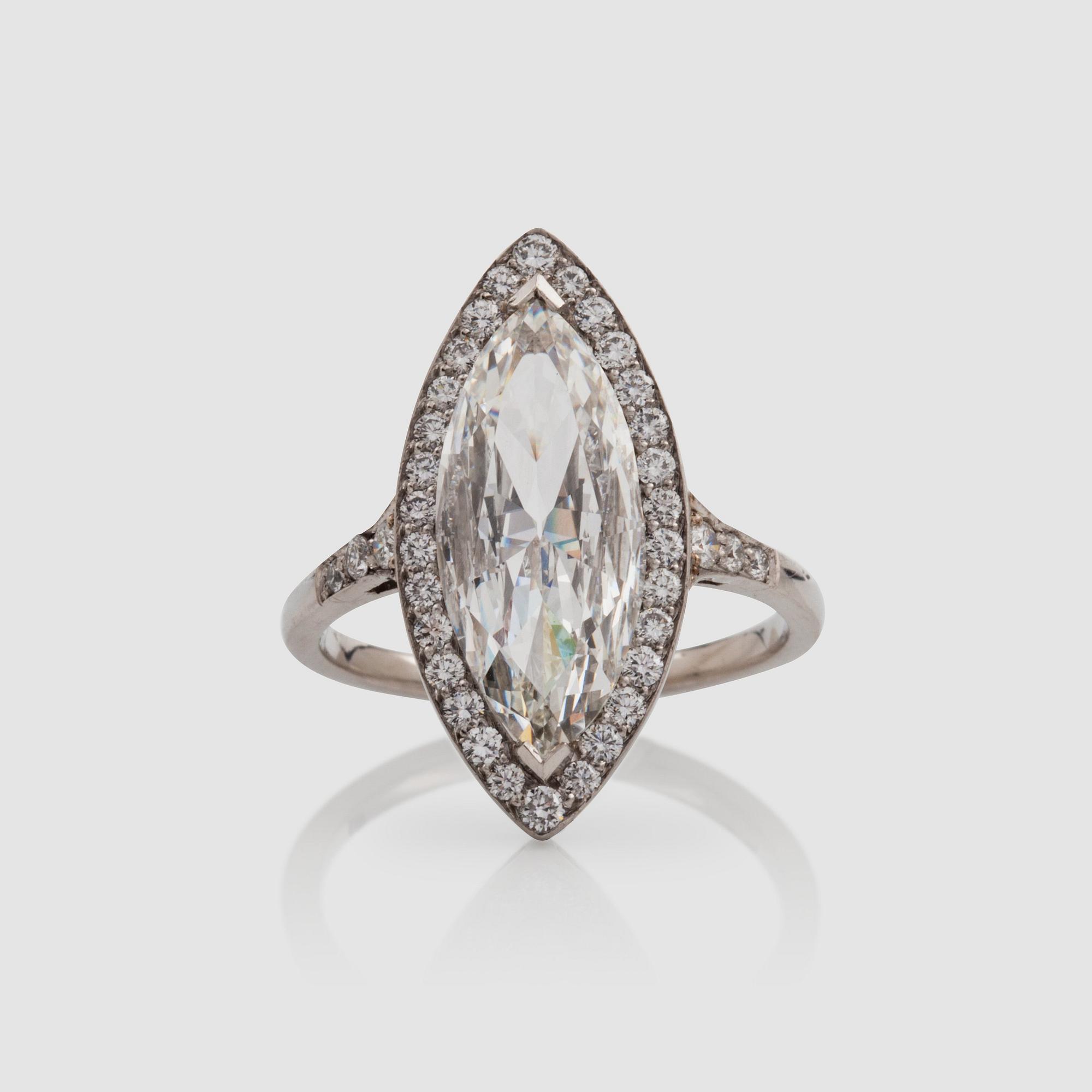 RING med navettslipad diamant 3.02 ct. Kvalitet G/VS2 enligt GIA cert.