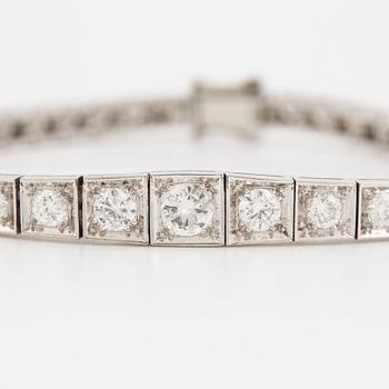 A platinum bracelet set with round brilliant-cut diamonds with a total weight of ca 3.75 cts.