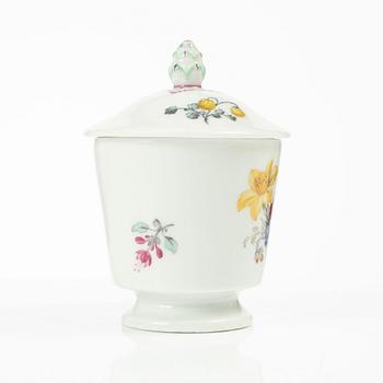 Kopp med lock, fat, porslin, Meissen respektive KPM, 1700-/1800-tal.