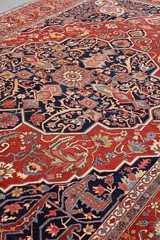 Matto, an antique Heriz, ca 564,5 x 587,5 x 376,5-380 cm.