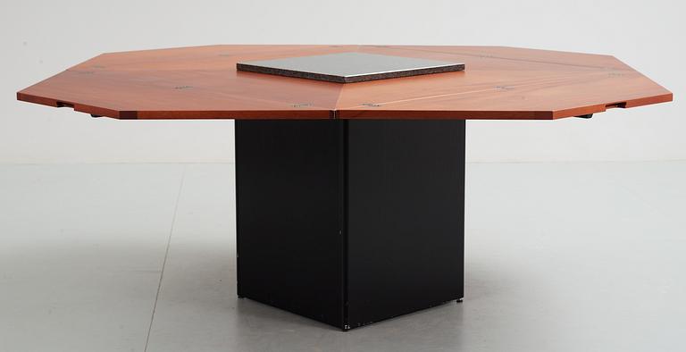 A Bob van den Berghe "Cirkante" table, Van den Berghe-Pauvers, Gent, Belgien 2000.