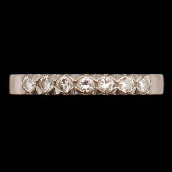 RING, 18 k vitguld med 7 små briljanter ca 0.31 ct enligt gravyr. Vikt ca 3 g.