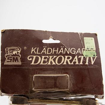 Klädhängare, ett par, "Dekorativ", Skoglunds metallgjuteri, Anderstorp, 1900-talets mitt.