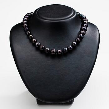 PÄRLCOLLIER, mörka odlade pärlor, låset 14K vitguld, små diamanter. Graderade. 1900-talets slut.