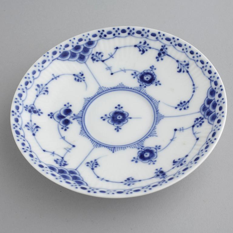 SERVISDELAR, 46 st, porslin, "Musselmalet", Royal Copenhagen, 1900-talets första hälft/mitt.