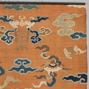 KESI, silk and gold threads. 159,5 x 50 cm. Late Qing dynasty (1644-1912).