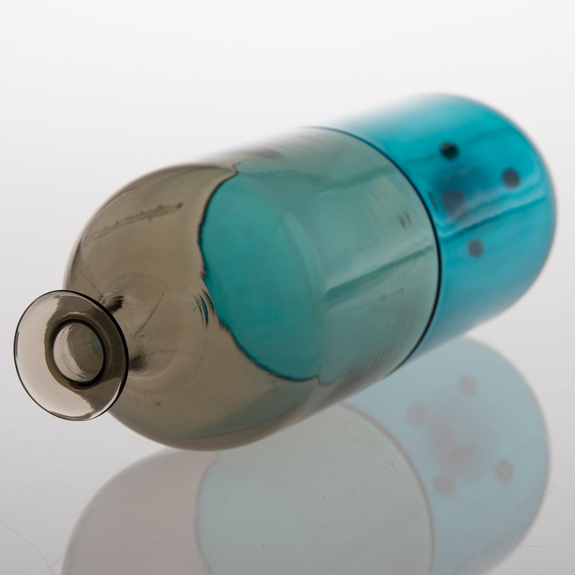 A vase signed Venini TW -87.