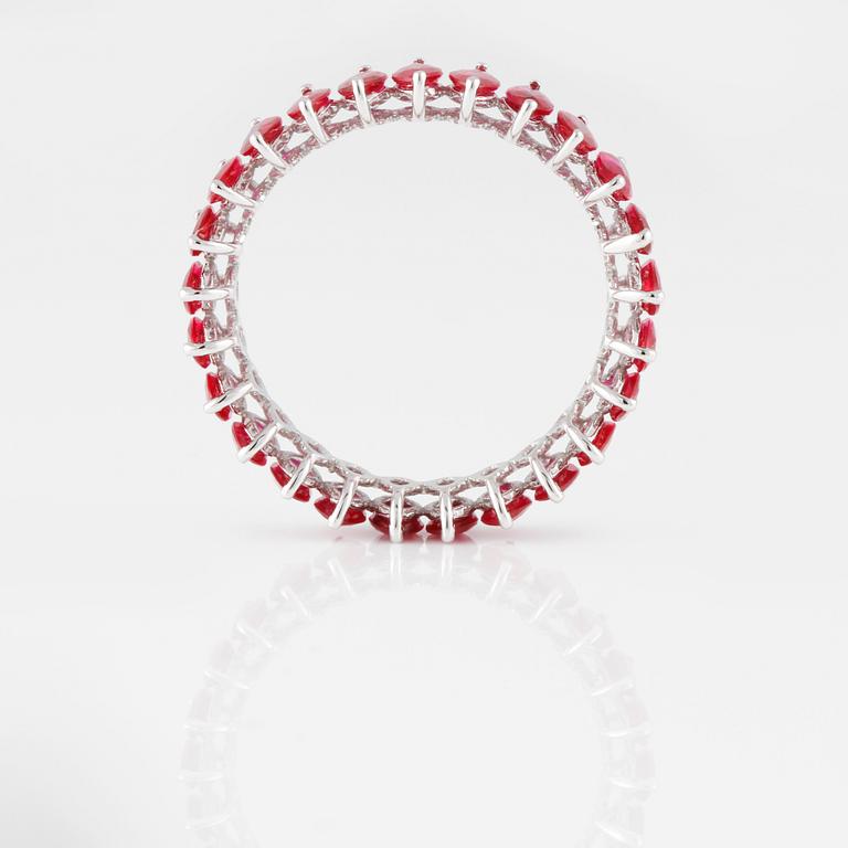 RING, 18K vitguld med navetteslipade rubiner ca 3.22 ct. Vikt 2,4 gram.