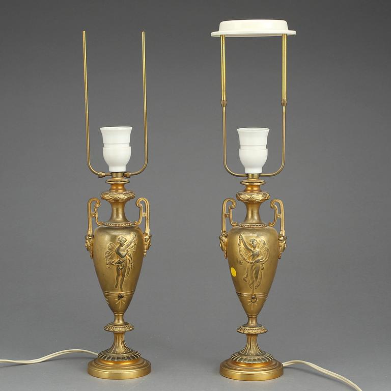 BORDSLAMPOR, ett par, förgylldmässing, Louis XVI-stil 1900-talets första hälft.
