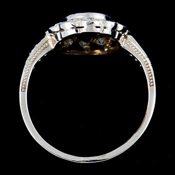 RING, 18k vitguld med mörkt blå safir samt fasettslipade diamanter, tot ca 0,45 ct. Vikt ca 2,5 g.