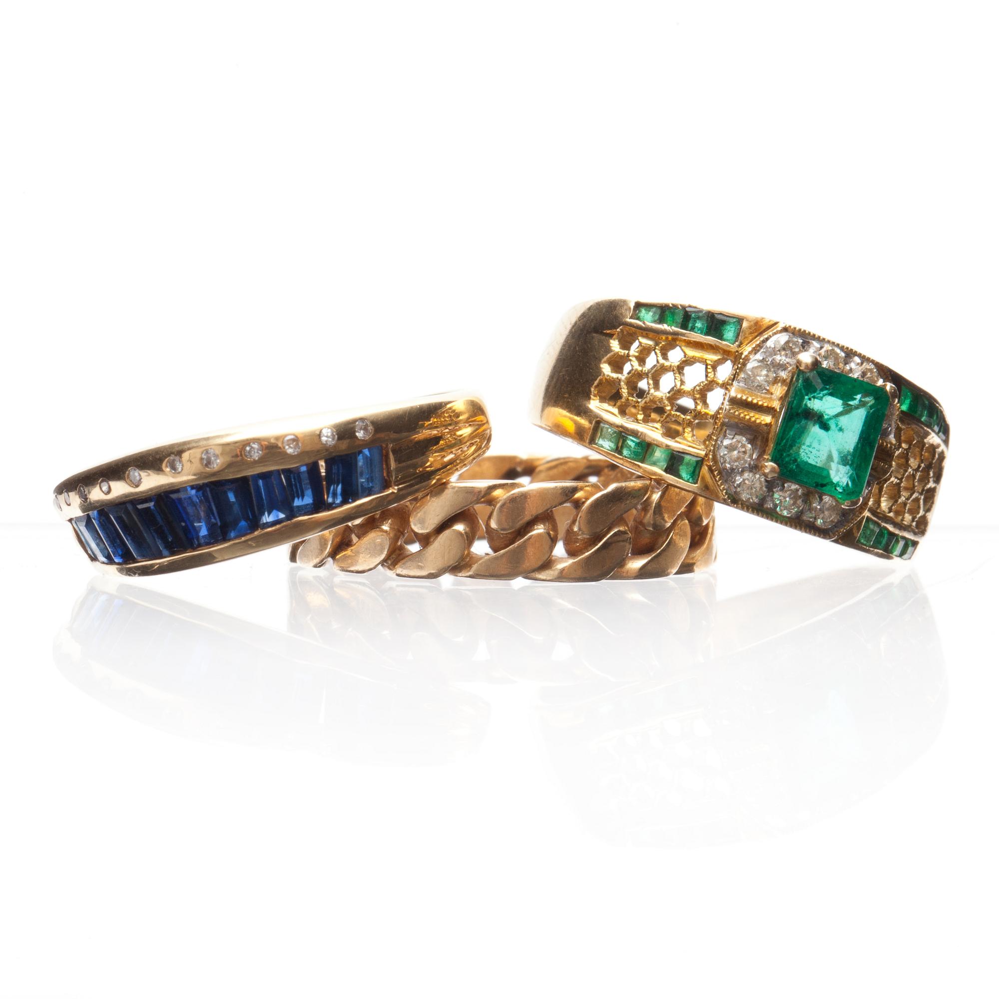 RINGAR, 3 st, 18k guld, besatta med safirer och smaragder, diamanter. Total vikt 14 g.