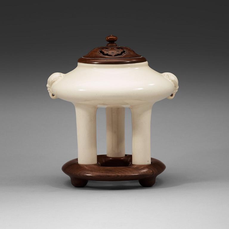 A white glazed tripod censer, late Qing dynasty (1644-1912).